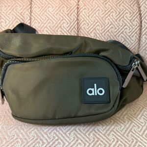 ALO Explorer Yoga Fanny Pack in expresso